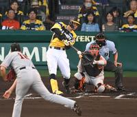 　１回、先制タイムリー二塁打を放つ佐藤輝（撮影・飯室逸平）