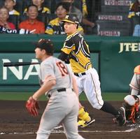 　１回、先制タイムリー二塁打を放つ佐藤輝（撮影・飯室逸平）