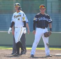 　９回、四球を選んだミエセスの代走に起用された熊谷（左）＝撮影・北村雅宏