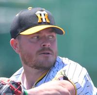 　喪章を左腕に付け、力投するビーズリー（撮影・北村雅宏）