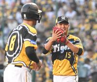 　１回、先制打を放った佐藤輝（左）に拍手を贈る西純（撮影・高部洋祐）