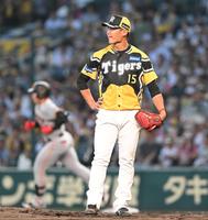 　４回、岡本和（左）に同点ソロを浴びる西純（撮影・高部洋祐）