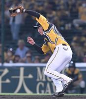 　５回、大城の打球を好捕する大山（撮影・高部洋祐）