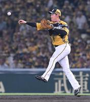 　５回、大城の打球を好捕し、二塁にジャンピングスローする大山（撮影・高部洋祐）