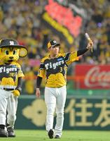 　スタンドのファンの歓声に応える大山（撮影・立川洋一郎）