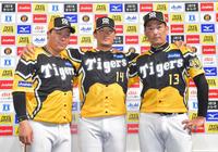 　お立ち台に立つ（左から）大山、岩貞、岩崎（撮影・立川洋一郎）