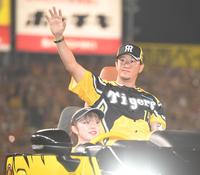 　リリーフカーに乗ってファンの声援に応える岩貞（撮影・高部洋祐）