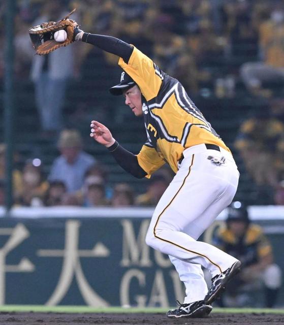 阪神・大山のビッグプレーに甲子園騒然 逆シングルから二塁へ