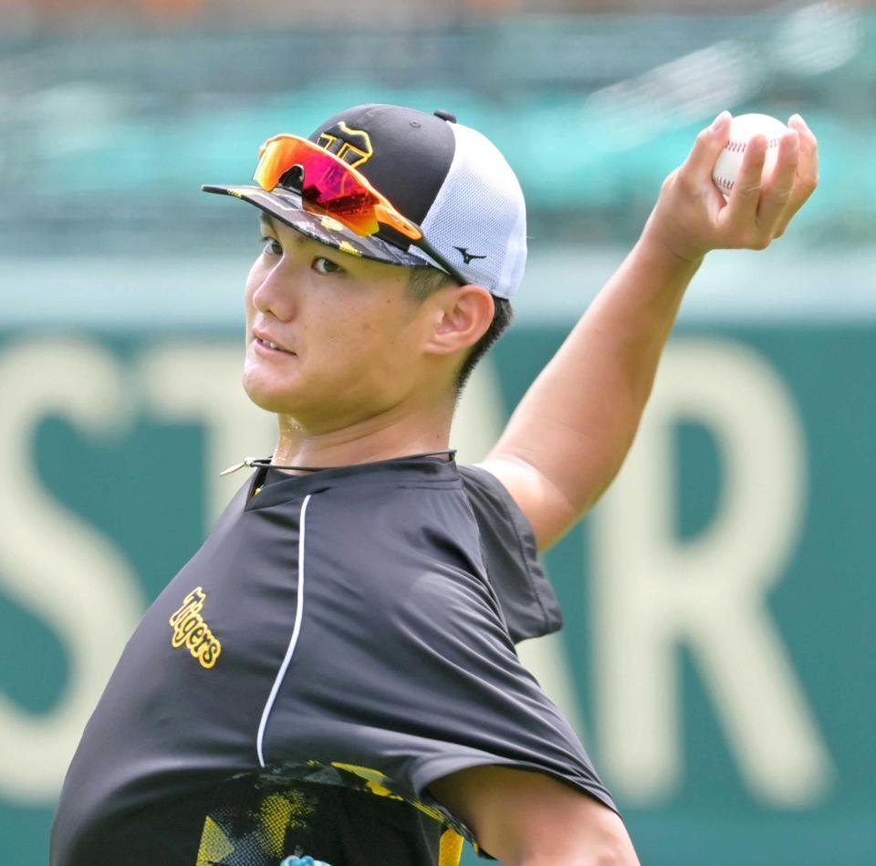 　大竹からアドバイスをもらった握りでキャッチボールをする西純