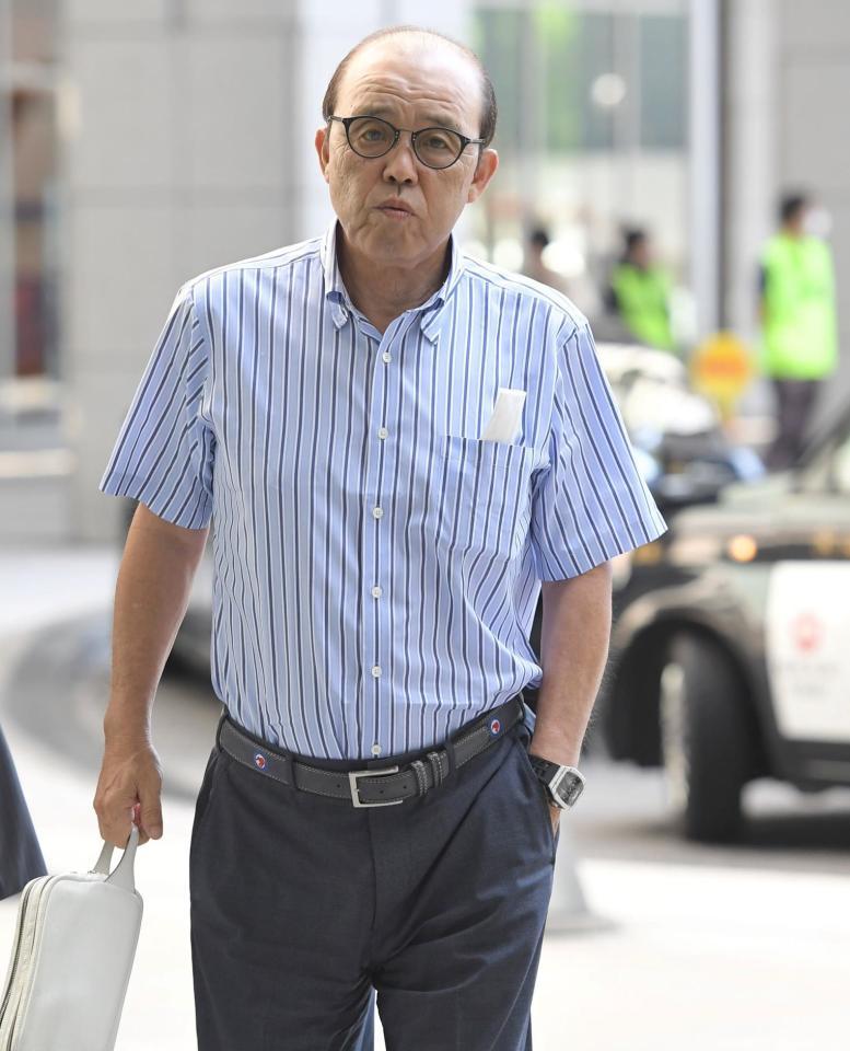 　新幹線のホームへ向かう岡田監督（撮影・高部洋祐）