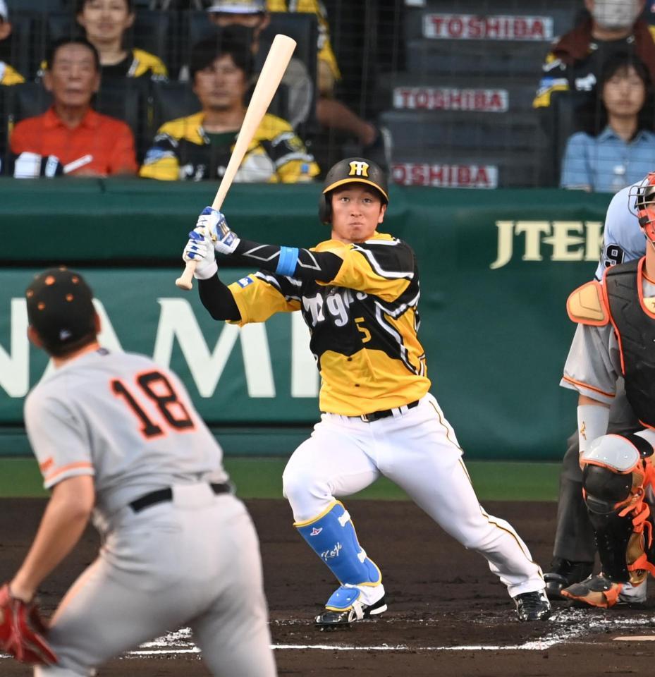 　１回、中前打を放つ近本（撮影・飯室逸平）