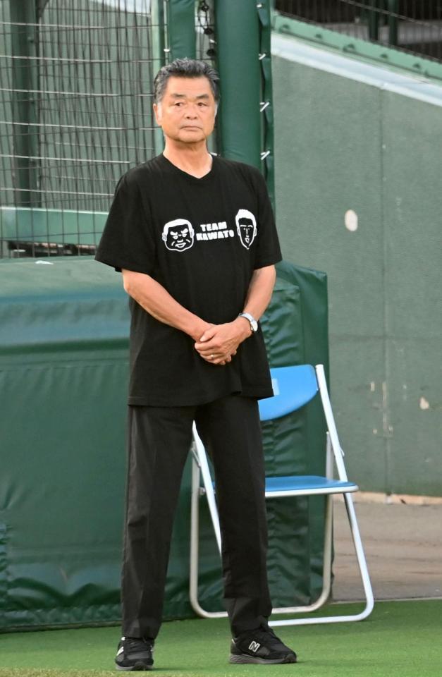 　横田さんを追悼する川藤氏（撮影・飯室逸平）