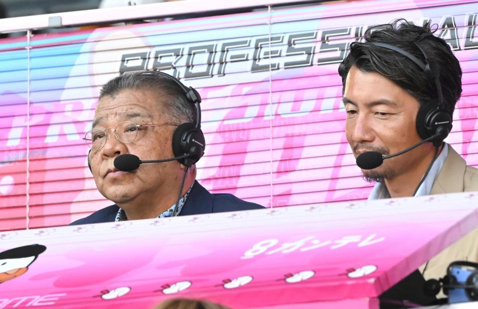 　実況席から試合を見守る掛布雅之氏（左）と鳥谷敬氏（撮影・高部洋祐）