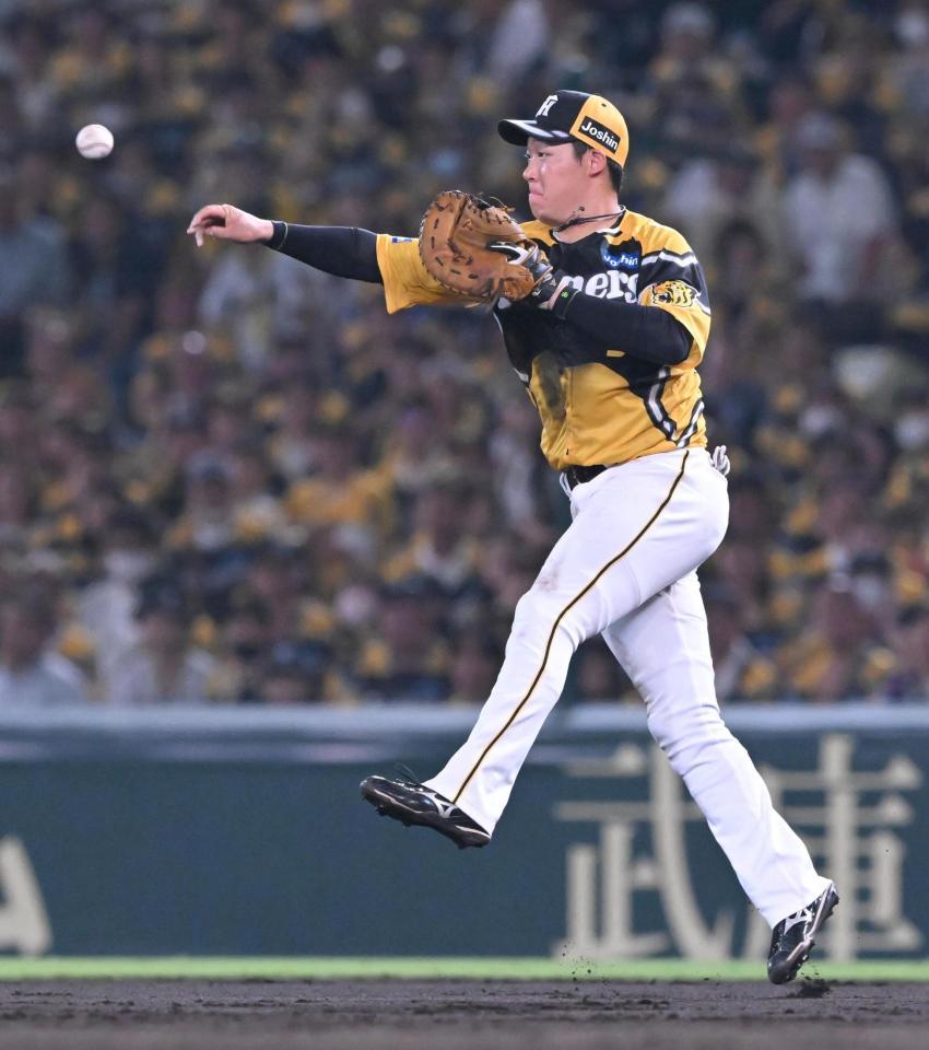 　５回、大城の打球を好捕し、二塁にジャンピングスローする大山（撮影・高部洋祐）