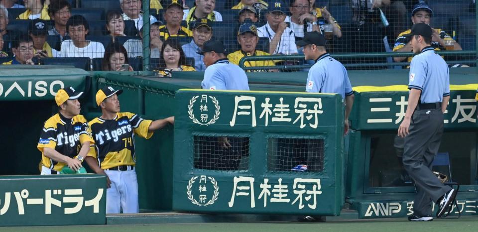 　４回、リプレイ検証のため、グラウンドを出る審判（撮影・飯室逸平）