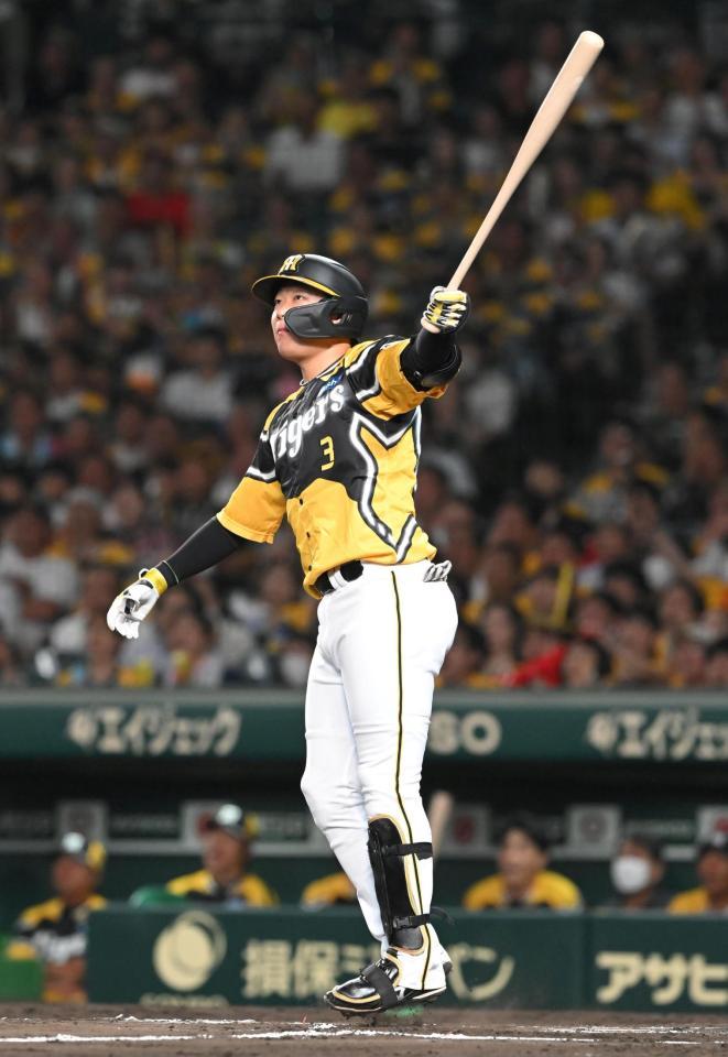 　６回、逆転２ランを放つ大山（撮影・高部洋祐）