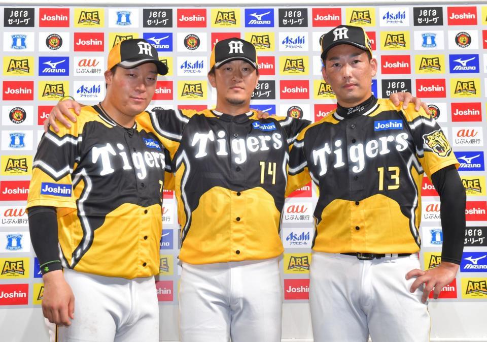 　お立ち台に立つ（左から）大山、岩貞、岩崎（撮影・立川洋一郎）