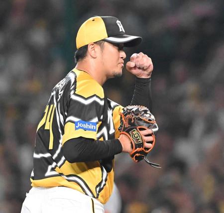 　７回、秋広を併殺に仕留め、ガッツポーズを決める岩貞