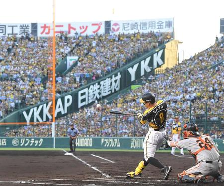 　１回、先制打を放つ佐藤輝