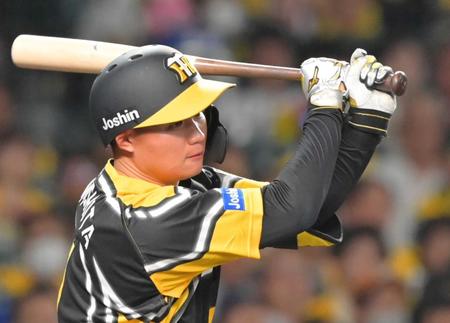 　６回、右前打を放つ森下