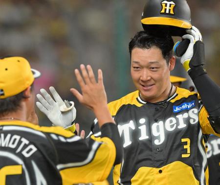 　６回、逆転２ランを放ちナインの祝福に応える大山（撮影・立川洋一郎）