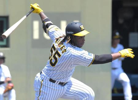 　１回、右前打を放つミエセス（撮影・北村雅宏）