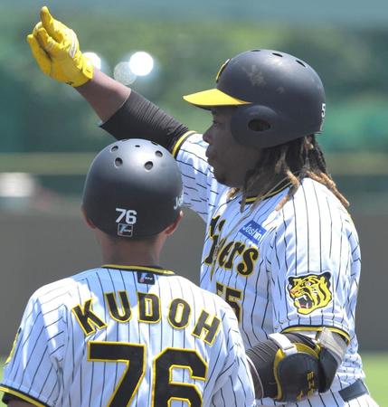 　１回、右前打を放ったミエセスはベンチに向かってポーズを見せる（撮影・北村雅宏）