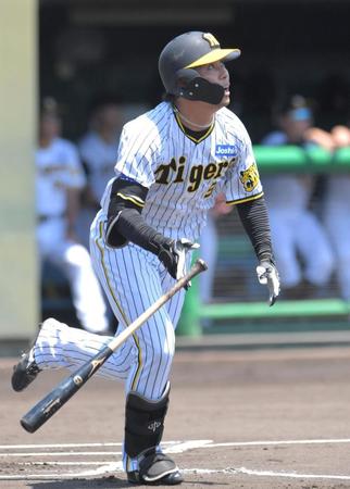 　１回、先制となるソロを放つ高山（撮影・北村雅宏）