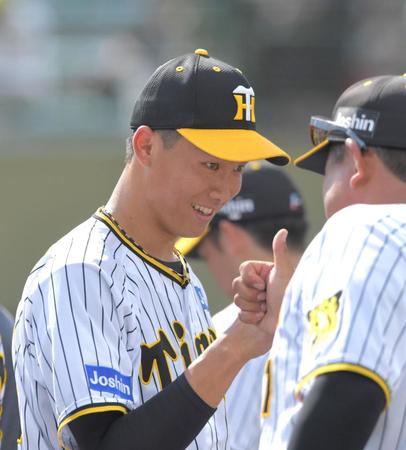 　最後を締めた湯浅はナインとタッチを交わす（撮影・北村雅宏）