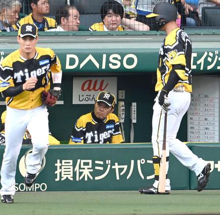 　ベンチで渋い表情の岡田監督（中央）＝撮影・飯室逸平