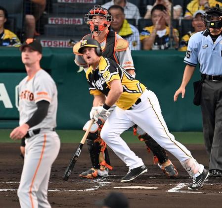 　２回、先制の２点タイムリー二塁打を放つノイジー（撮影・飯室逸平）