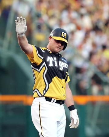 　２回、先制適時二塁打を放ちベンチにポーズを送るノイジー（撮影・山口登）