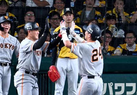 　６回、５失点で巨人に勝ち越しを許し、ぼう然と立ちつくす大竹（中央）＝撮影・飯室逸平