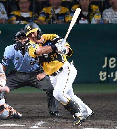 　６回、代打で追撃のタイムリーを放つ原口（撮影・飯室逸平）