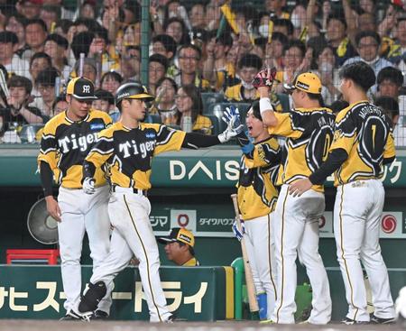 　７回、勝ち越し犠飛を放ち、ナインの出迎えを受ける坂本（左から２人目）＝撮影・高部洋祐