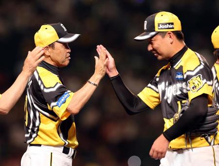 　岩崎を迎える岡田監督（撮影・山口登）