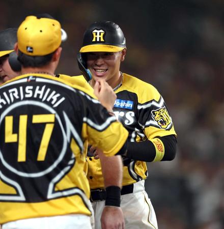 　７回、小幡の適時三塁打で生還し笑顔を見せる佐藤輝（撮影・山口登）