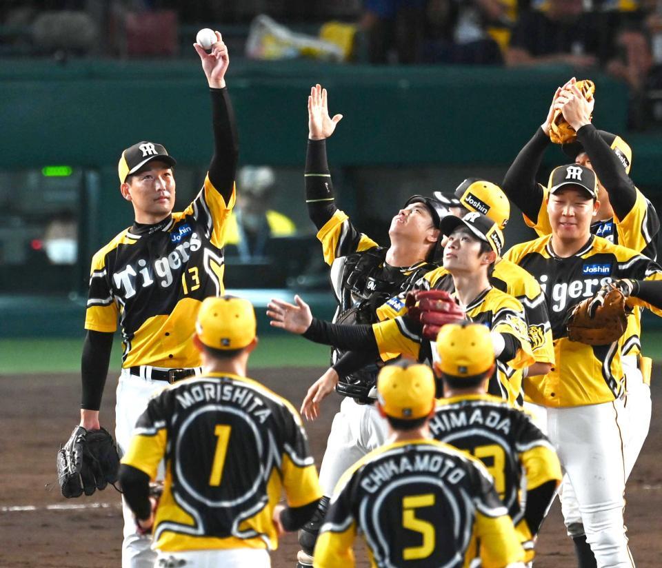 　ウイニングボールを天にかかげる岩崎