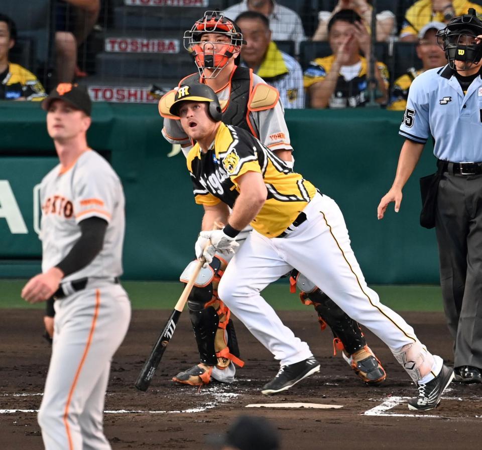 　２回、先制の２点タイムリー二塁打を放つノイジー（撮影・飯室逸平）