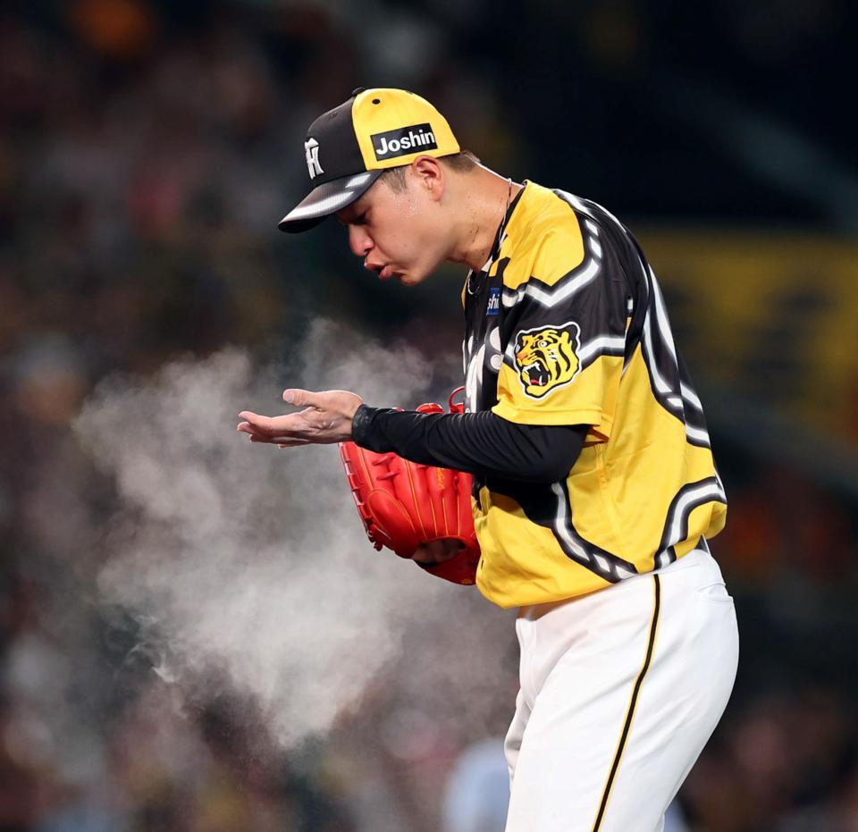 　６回、同点に追いつかれマウンドで滑り止めを手に付ける大竹（撮影・山口登）