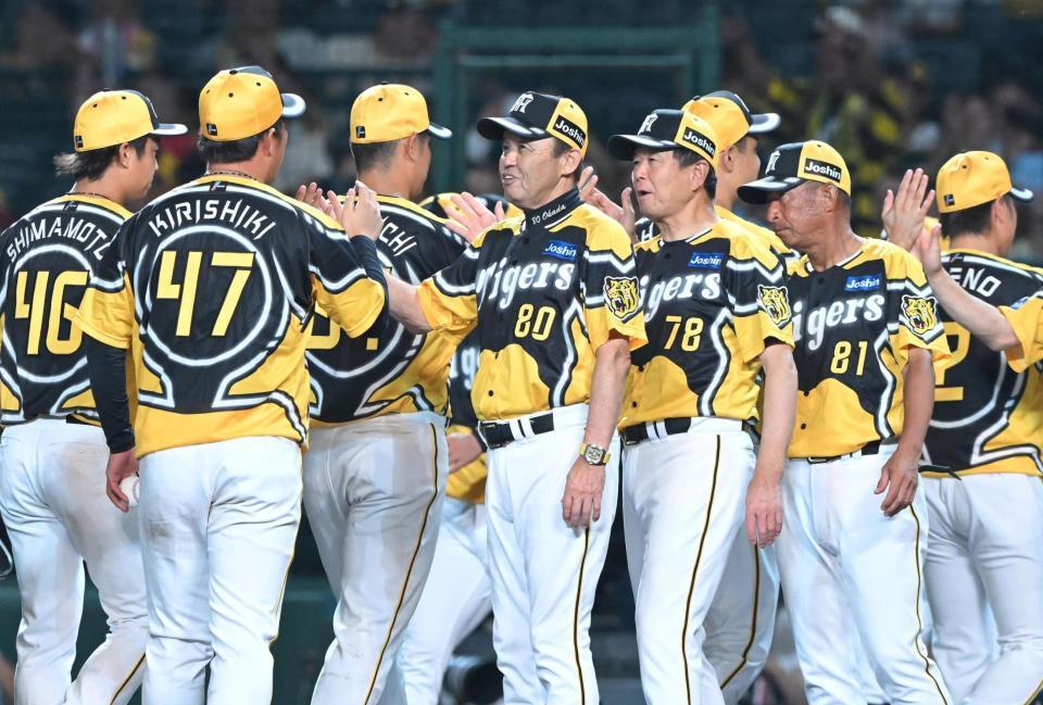 　巨人に連勝し、ナインとタッチを交わす岡田監督（中央）＝撮影・高部洋祐