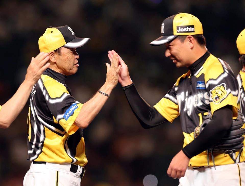 　岩崎を迎える岡田監督（撮影・山口登）