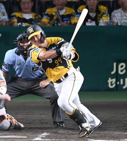 　６回、代打で１点差に迫るタイムリーを放つ原口（撮影・飯室逸平）