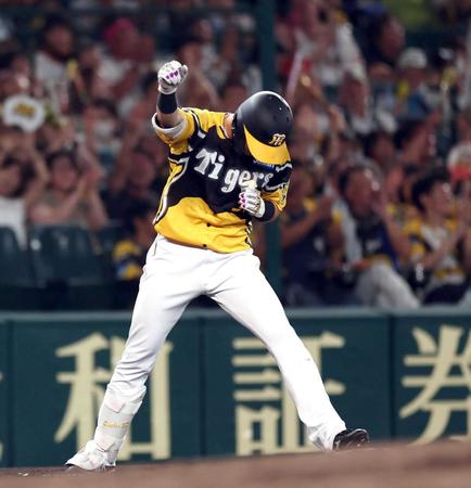 　７回、適時三塁打を放ちガッツポーズを見せる小幡（撮影・山口登）