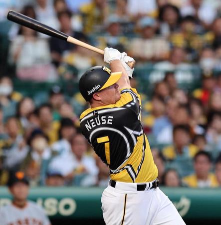 　２回、先制適時二塁打を放つノイジー（撮影・山口登）