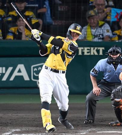 　７回、同点タイムリーを放つ佐藤輝（撮影・飯室逸平）