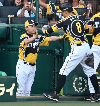 　２回、佐藤輝（８）を迎える岡田監督（撮影・飯室逸平）