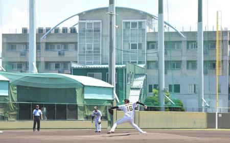 　２軍戦で力投する西勇（撮影・高部洋祐）