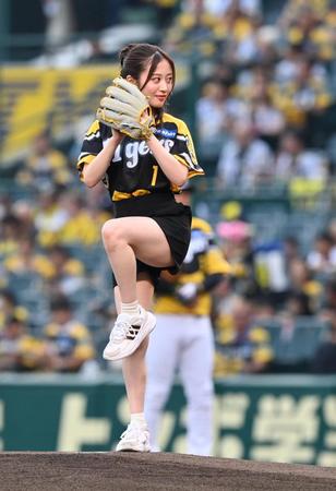 始球式を務めたＮＭＢ８の川上千尋