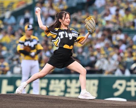 始球式を務めたＮＭＢ８の川上千尋